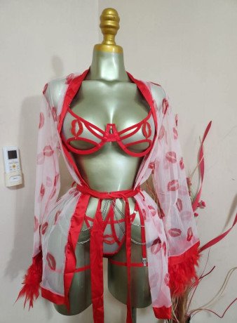 jeune-dame-qui-offre-ses-services-uniquement-a-des-femmes-lesbienne-big-0