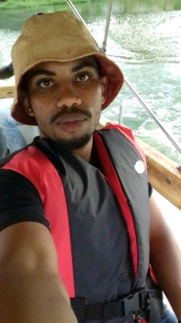 jeune-garcon-offre-des-services-gratuite-aux-femme-en-manque-big-0