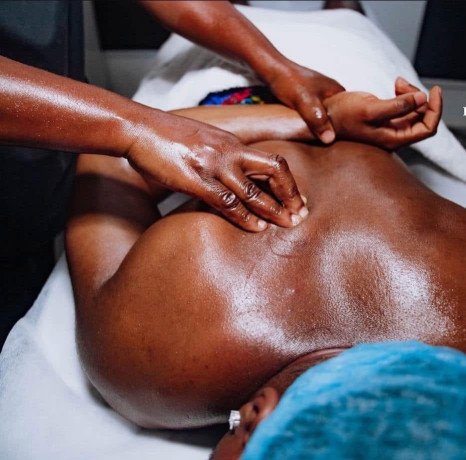 homme-disponible-pour-vous-faire-un-bon-massage-mes-dames-big-1