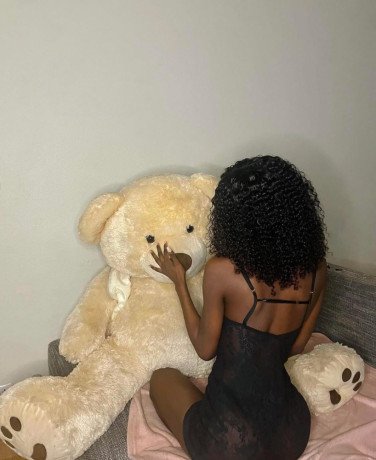 ta-petasse-brune-aux-grosses-fesses-disponible-big-0