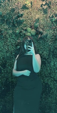 une-femme-douce-elegante-qui-fait-lanal-big-0